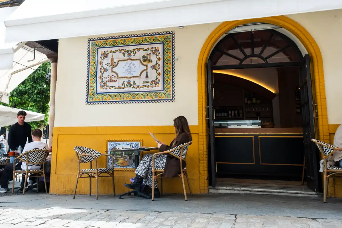 Interior del restaurante Adriana, ambiente tradicional andaluz, Sevilla